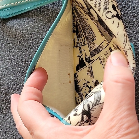 Dooney & Bourke Disney collab very rare wristlet, black & white newspaper print - Picture 4 of 8